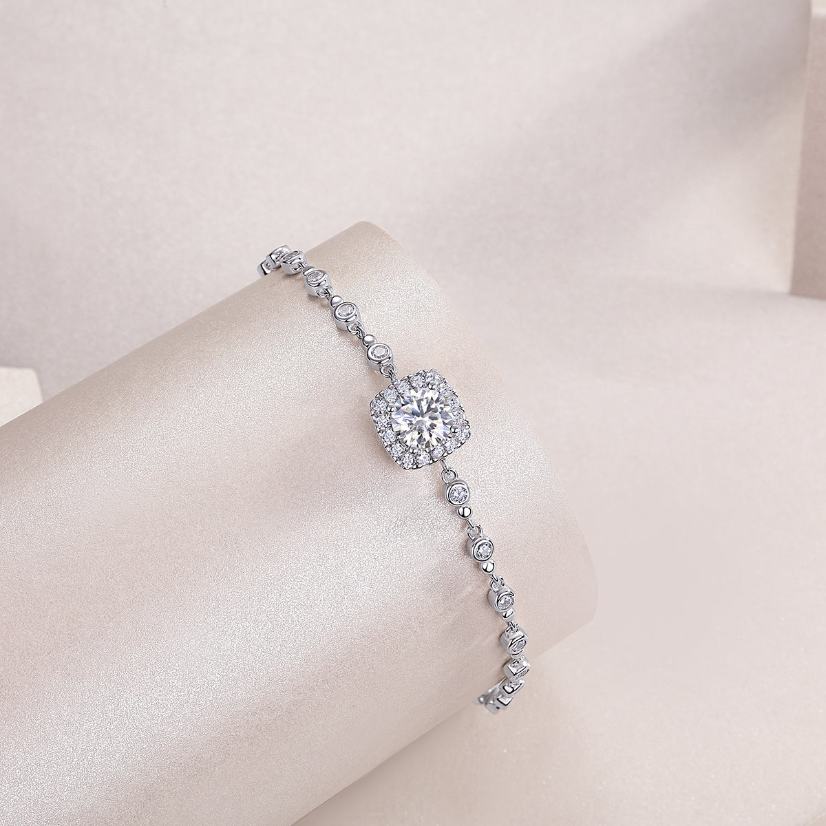 Gleam Elegance Moissanite 1.0 Ct Round Cut Bracelet